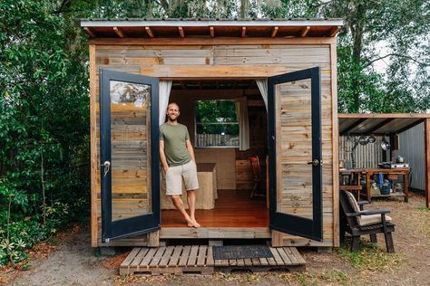 Ultra-simple tiny house built for under $1,500 Tiny House Blog, Small Tiny House, Backyard Studio, Building A Tiny House, Mini Camper, Backyard Office, Backyard Sheds, Shed Homes, Tiny House Movement