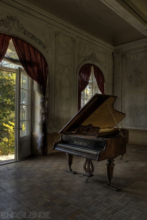 Abandoned Piano, Royal Room, Vintage Piano, Pink Wallpaper Hello Kitty, Piano Art, Old Pianos, Dream Images, Classical Piano, Dark House