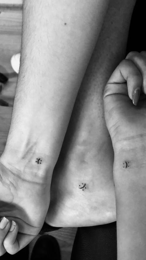 Minimalist Tattoo Friendship, Minimal Friendship Tattoo, Tattoo Fini, Hug Tattoo Minimalist, Minimalist Tattoo Family, Friendship Finger Tattoos, Minimal Family Tattoo, Matching Minimalist Tattoos, Minimalist Friendship Tattoos