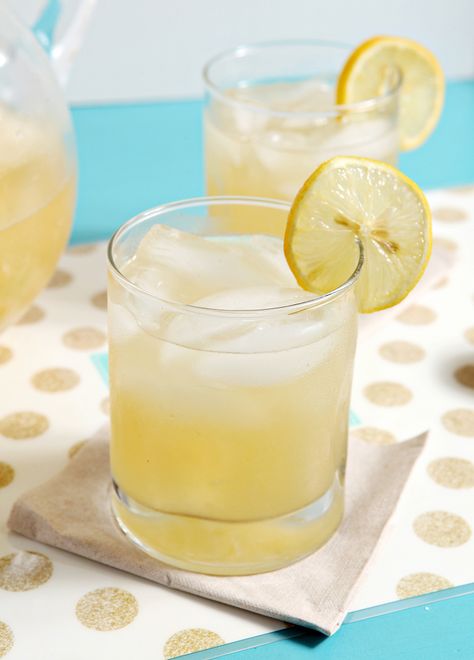 Honey Lemonade | Cool down with a glass of naturally sweetened Honey Lemonade! A mix of tart lemon juice, honey simple syrup and water, this drink is perfect to enjoy on a hot summer Fresh Lemonade Recipe, Electrolyte Drink Recipe, Jus Lemon, Air Lemon, Honey Lemonade, Detox Kur, Pineapple Rum, Lavender Lemonade, Resep Diet