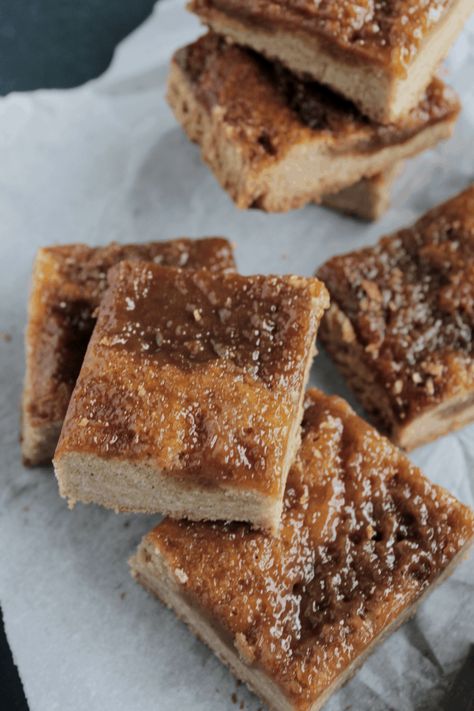 Caramel blondies are a delicious, classic recipe that you'll want to make over and over again! If you love gooey, chewy cookies, these blondie cookie bars are for you. The brown butter, vanilla, and cinnamon give these bars a rich, nutty taste. The caramel bakes into the cookies while leaving a nice gooey top. Optionally, add a dash of coarse salt on top for a salted caramel taste. Caramel Blondies, Blondies Cookies, Easy Homemade Caramel, Caramel Blondie, Blondie Bars, Caramel Cookies Bars, Chewy Caramel, Fall Crockpot Recipes, Baking Secrets