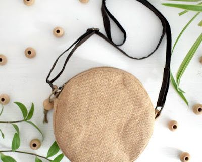 Sac rond en toile de jute recyclée | Pop Couture Jute Accessories, Trend Bag, Sac Diy, Diy Bag Designs, Diy Bags Patterns, Jute Bag, Diy Purse, Round Bag, Wallet Pattern