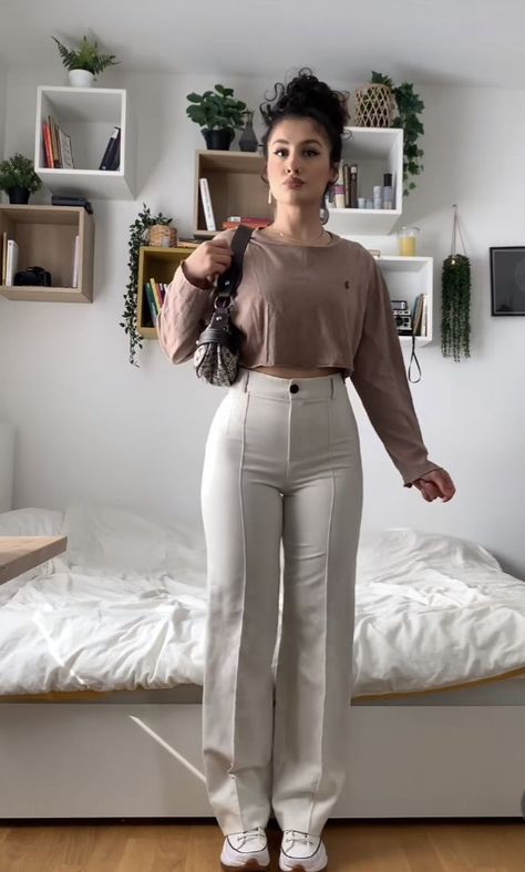 Women Uggs, Clothes Y2k Aesthetic, Semi Formal Mujer, Y2k Aesthetic Clothes, Christmas Outfit Ideas For Women, Curvy Casual Outfits, Leather Pants Outfit, Mode Zara, Cute Modest Outfits