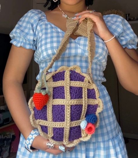 Cute Crochet Berry Pie Bag *Pattern Only* Pie Crochet Bag, Cute Crochet Purse Free Pattern, Crochet Pie Purse, Strawberry Messenger Bag Crochet, Cute Crochet Bag Ideas, Crochet Fruit Bag, Cute Crochet Purse, Crochet Pie, Pie Crochet