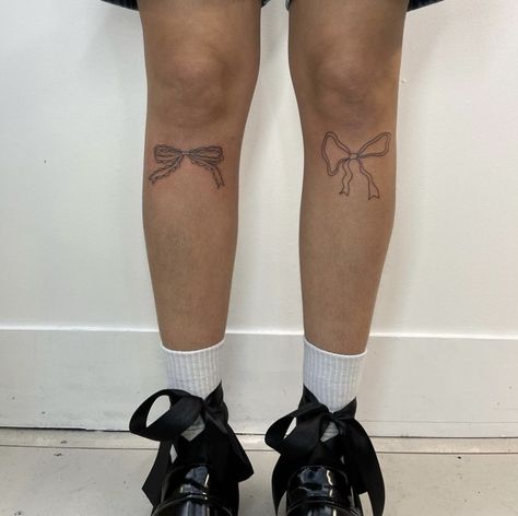 Bow Above Knee Tattoo, Over The Knee Tattoo, Southside Tattoo, Knee Tattoos, Cute Tats, Tattoo Parlor, Ribbon Tattoos, Bow Tattoo, Cute Little Tattoos