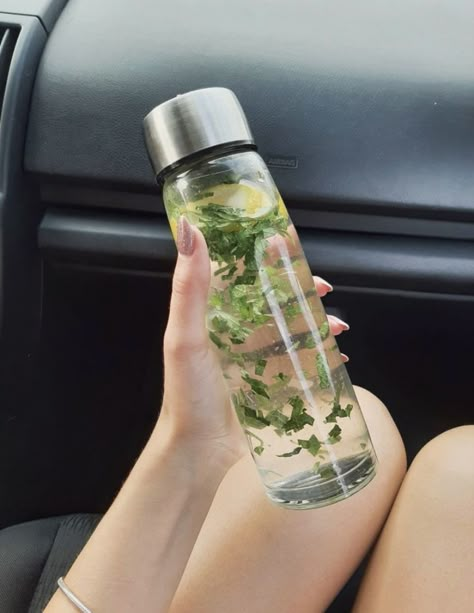 Infused Water Aesthetic, Agua Aesthetic, Fruit Infused Water Recipes, Healthy Water Drinks, Lemon Cucumber, Water Aesthetic, Infused Water Recipes, Home Remedies For Acne, Fruit Infused Water