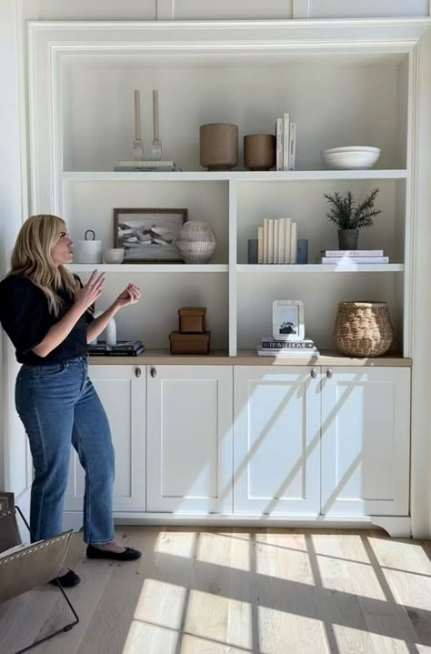 Built In Cabinets Living Room, Shelving Units Living Room, Room Bookshelf, Built In Shelves Living Room, Shelf Decor Living Room, Living Room Built Ins, Styling Shelves, Living Room Decor Inspiration, Living Room Design Inspiration