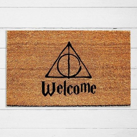 We've finally created some doormats for all the Harry Potter fans out there! Shop 'em while their hot!  #harrypotter #welcome #doormat #harrypotterfan #harrypotterforever #harrypotternerd #homegoods #harrypotterlove Harry Potter Door Mat, Harry Potter Door, Door Mat Outdoor, Halloween Doormat, Pineapple Decor, Christmas Doormat, Front Door Mat, Funny Doormats, Harry Potter Obsession