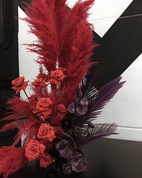 My red heart with purple rain Red Pampas, Red And Purple Wedding, Pampas Decor, Purple Wedding Ideas, Flower Table Decorations, Spring Table Settings, Purple Table, Floral Installations, Grass Wedding