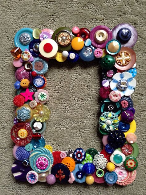 Vintage Buttons Crafts, Button Art Projects, Homemade Pictures, Buttons Crafts Diy, Button Projects, Button Frames, Diy Picture Frames, Button Picture, Deco Vintage