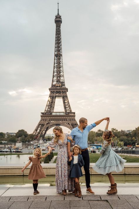 Paris family photoshoot with Eiffel Tower. Paris Family Pictures, Family Paris Photography, Eiffel Tower Family Photoshoot, Family Photos In Paris, Paris Family Photos, Paris Family Photo Shoot, Paris Pics, Photoshoot In Paris, Family Valentines Day