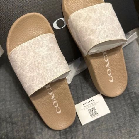 Pink Coach Shoes, Coach Slides Outfit Ideas, Coach Sandals Outfit, Coach Slides Outfit, Coach Outfits Women, Coach Shoes Outfit, Coach Women Shoes, Cute Slides For Women, Coach Slides