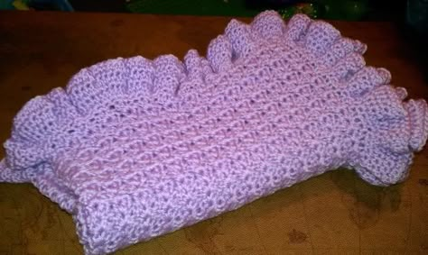 Kenzie’s Ultimate Ruffle Edged Crochet Baby Blanket w/ Tutorial! Crochet Baby Blanket Edging, Ruffled Baby Blanket, Crochet Pouches, Ruffle Blanket, Crochet Baby Ideas, Baby Blanket Tutorial, Crochet Baby Blanket Beginner, Crochet Baby Items, Crochet Edges