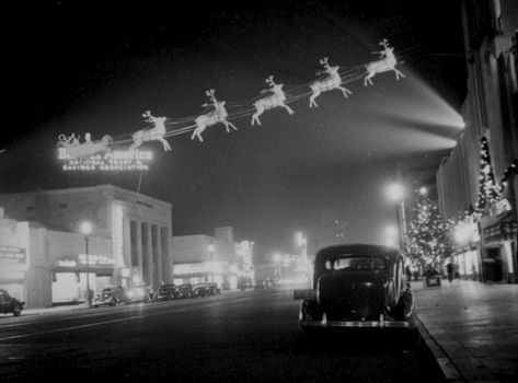 Santa Claus and his reindeer crossing Wilshire Boulevard, Christmas 1937 <3 | #vintage #Christmas #Santa Old Time Christmas, Vintage Christmas Photos, City Christmas, Vintage City, Santa And His Reindeer, Black And White Photograph, Old Christmas, Old Fashioned Christmas, Old Car