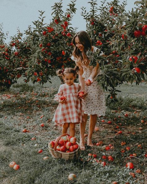 apple picking #nature #fruit #garden #gardening #outdoors #natural #hippie #boho #photography Cute Family Photos, Alpaca Farm, Baby Shoot, Apple Orchard, Fall Photoshoot, Apple Picking, Beauty Pictures, Cute Family, Shoot Inspiration