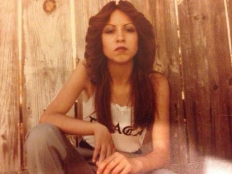 15 Vintage Chola Beauty Photos for Inspiration 70s Chicana Fashion, Chola Makeup Latina 90s, Latinx Photography, Chola Hairstyles Hair, 90s Chola Makeup, Chola Hairstyles Old School, Chola Style 90s, 90s Chola Aesthetic, Chola Hairstyle