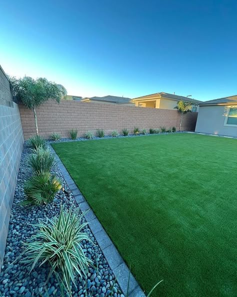 Backyard Grass Ideas, Backyard Turf Around Trees, Astro Turf Front Yard, Astro Turf Backyard, Desert Landscaping With Artificial Turf, Small Backyard Landscaping Astroturf, Patio Yard Ideas, Modern Garden Landscaping, Arizona Backyard