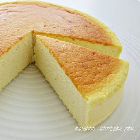 This baked tofu cheesecake turned out light and moist that almost melts in your mouth. Is easy to bake this simple healthy cake at home. Tofu Cheesecake, Tofu Dessert, Cooking Tofu, Vegan Cheesecake Recipe, Quick Vegetarian Meals, Baked Cheesecake Recipe, Vegan Cheesecake, Baked Tofu, Quick And Easy Recipes