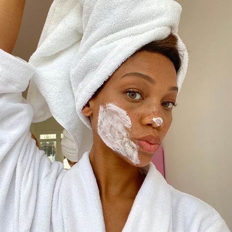 Skin is in. Know what else is in? Face shaving. For women.It’s time to hop aboard the train & start taking advantage of this beauty trend. Shave Your Face Women, Face Shaving Tips, Shaving Tips For Women, Shaving For Women, Shave Your Face, Face Shaving, Vellus Hair, Shaving Tips, Razor Bumps