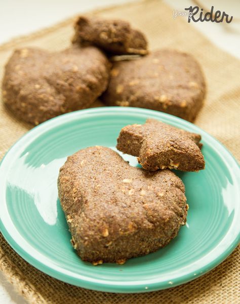 Apple Horse Treats Recipe, Soft Horse Treats, Horse Cookies For Horses, Horse Treats Recipe Easy No Bake, Horse Cookies Recipes, Homemade Horse Treats, Pup Treats, Horse Birthday Cake, Homemade Pet Treats