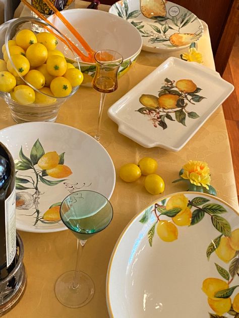 Spring Table Settings, Coffee Aesthetic, Spring Table, Future House, Kitchen Ideas, Table Settings, Lemon, Living Room, Coffee