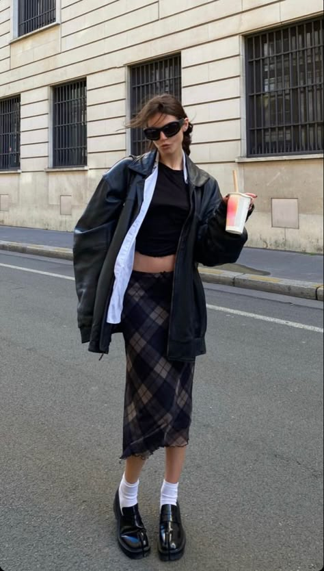 Grey Midi Skirt Outfit, Plaid Maxi Skirt Outfit, Plaid Pencil Skirt Outfit, Tartan Skirt Outfit, Skirt Outfits Aesthetic, Long Plaid Skirt, Pencil Skirt Outfits, Japan Outfit, Maxi Skirt Outfits