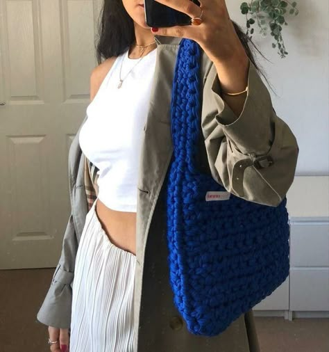 Crochet Old Tshirts, Electric Blue Bag Outfit, Tote Design Ideas, Crochet Bag Outfit, Chunky Knit Bag, Blue Bag Outfit, Cobalt Blue Outfit, Chunky Crochet Bag, Blue Crochet Bag