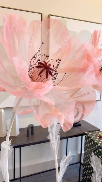 Giant Flowers Diy, Paper Flower Decor, Handmade Flowers Fabric, Organza Flowers, Paper Flower Backdrop, Tissue Paper Flowers, Giant Flowers, Diy Crafts Paper Flowers, Giant Paper Flowers