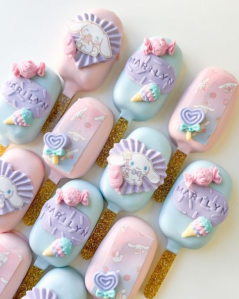 🍭Marilyn’s Cinnamoroll Cakesicles 🍬 #sanrio#cinnamoroll#cinnamorollcakesicles#cakesicles#cakesiclesofig#cakepops#lasvegascakepops#lasvegastreats#lasvegas Sanrio Dessert Table, Stella Lou Cake, Cinnamoroll Cookies, Cinnamoroll Birthday Party, Cinnamoroll Party, Cinnamoroll Cake, Cinnamoroll Birthday, Cookie Tower, Sanrio Party