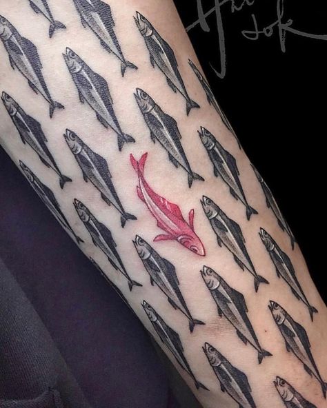 Swim against the stream 🐟 Tattoo Diy, Tattoo Trend, Tattoo Zeichnungen, Geniale Tattoos, Tattoos Women, Fish Tattoo, Tatuaje A Color, Back Tattoos, Trendy Tattoos