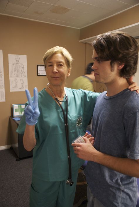 Dr. 420 (Lin Shaye) and a leery patient in the upcoming stoner comedy "Dr. 420."  Directed by Chuck Parello Lin Shaye, There's Something About Mary, The Three Stooges, Best Hero, Fav Celebs, Art Inspo, Beautiful People, Art