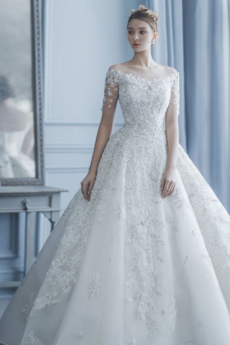 Kasut Pengantin, Christian Wedding Gowns, Wedding Gown Inspiration, Stylish Wedding Dresses, 파티 드레스, White Wedding Dress, Trends 2023, Classic Wedding Dress, Glamorous Wedding