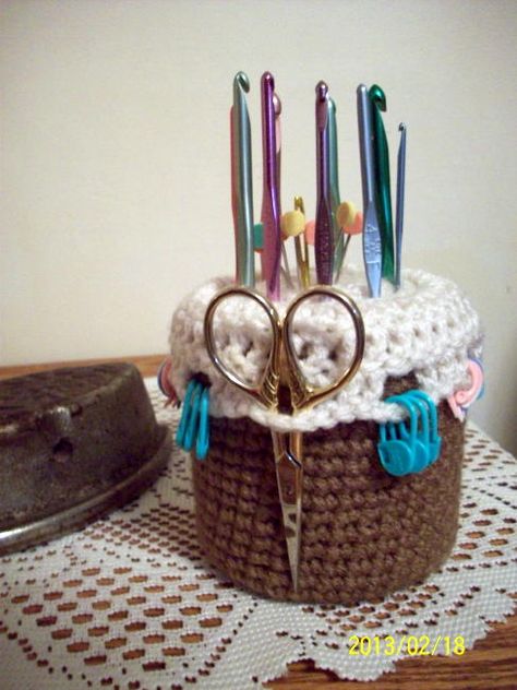 crochet caddy Crochet Charger Organizer, Crochet Tool Organizer, Crochet Yarn Organizer, Crochet Makeup Brush Holder, Crochet Brush Holder, Crochet Hook Storage Ideas, Crochet Organization Ideas, Crochet Functional Items, Crochet Everyday Items