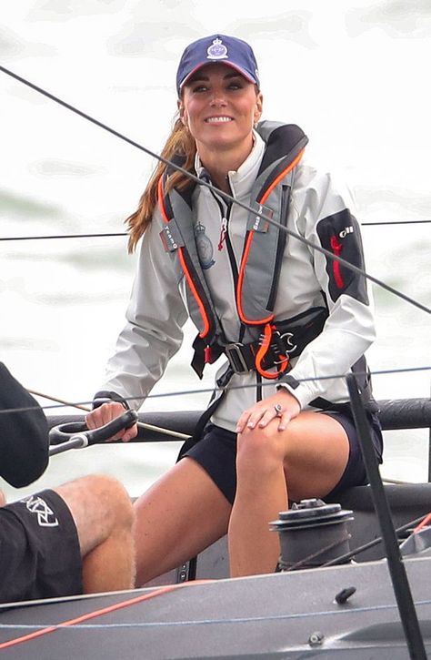 Kate got really into the race Sailing Outfit Women, Kings Cup, Duchesse Kate, Herzogin Von Cambridge, Princess Katherine, Catherine Duchess Of Cambridge, Catherine Middleton, Kate Middleton Style, Sailing Outfit