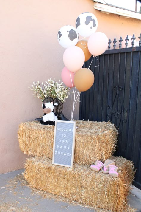 1st Rodeo Birthday Decorations, Country Glam Decor Party, Cow Party Centerpieces, Cowgirl 2nd Birthday Party Ideas, Cow Print Centerpiece Ideas, Vaquera Gender Reveal, Cow Birthday Decor, Cowgirl Birthday Party Ideas Decorations, Cow Themed 21st Birthday Party