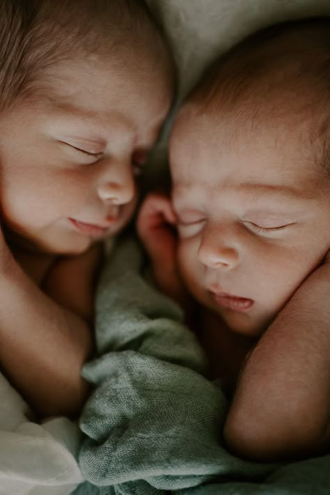 Newborn Photoshoot Twins, Twins Newborn Photoshoot At Home, Lifestyle Twin Newborn Session, Newborn Twin Photo Shoot Ideas, Twin Newborn Lifestyle Photography At Home, Newborn Twin Photoshoot, Newborn Photos Twins, Newborn Twin Photography At Home, In Home Twin Newborn Session