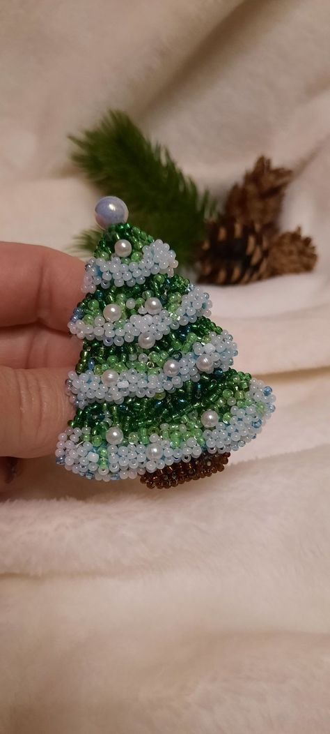 Bead Embroidery Christmas Tree, Christmas Bead Embroidery, Beaded Ornaments Diy, Christmas Tree Beads, Bead Crafts Diy, Beadwork Embroidery, Bead Embroidery Patterns, Beaded Christmas Ornaments, Christmas Bead