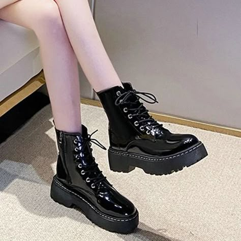 Boots For School, School Boots, Dr Martin Boots, Shoes Outfit Fashion, Boots Platform, Stylish Boots, High Tide, Elegant Shoes, Martin Boots