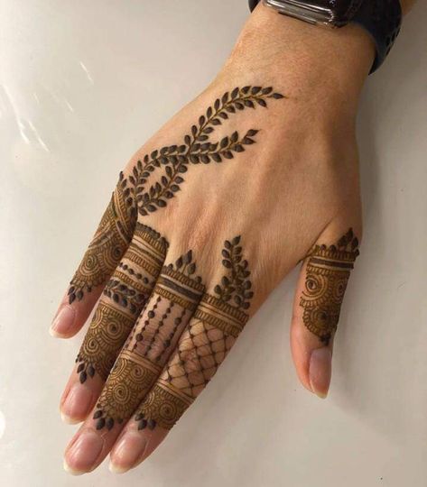 Mehdi Degine Simple Aesthetic, Mehendi Designs For Back Hands Simple, Palm Mehndi Design Simple, Fingers Henna, Fingers Mehndi, Henna Design Ideas, Finger Mehendi Designs, Mehandhi Designs, Simple Mehendi Designs