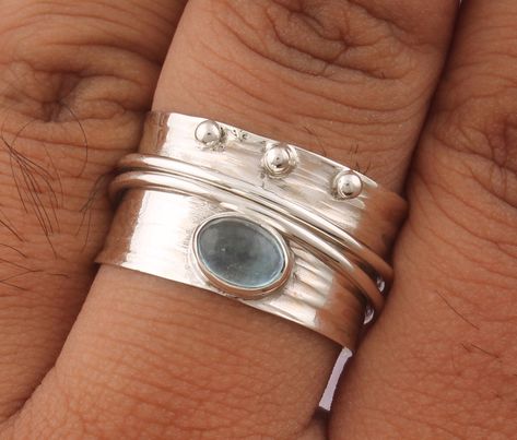 925 Sterling Silver Natural Aquamarine Spinner Ring. Available in different size. Gemstone Name: Natural Aquamarine Metal: 925 Sterling Silver Ring Size: Optional Quantity: 1 Piece Silver Ring Making Ideas, Sweet Jewelry, Ring Gifts, Hammered Band, Jewelry Accessories Ideas, Silver Spinner Rings, How To Make Rings, Funky Jewelry, Jewelry Lookbook