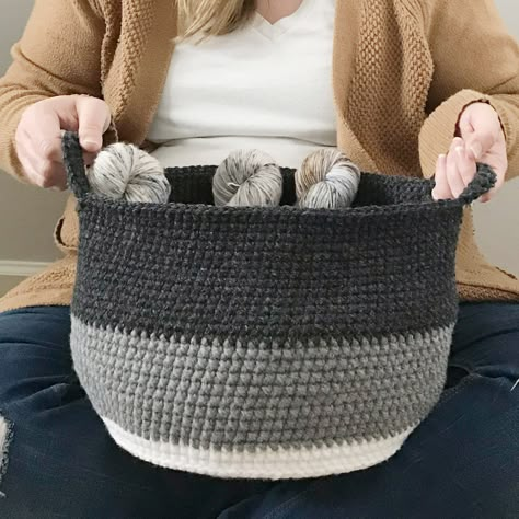 Beau Crochet, Crochet Basket Pattern Free, Crochet Storage Baskets, Crochet Storage, Basket Pattern, Super Bulky Yarn, Crochet Basket Pattern, Crochet Simple, Crochet Basket