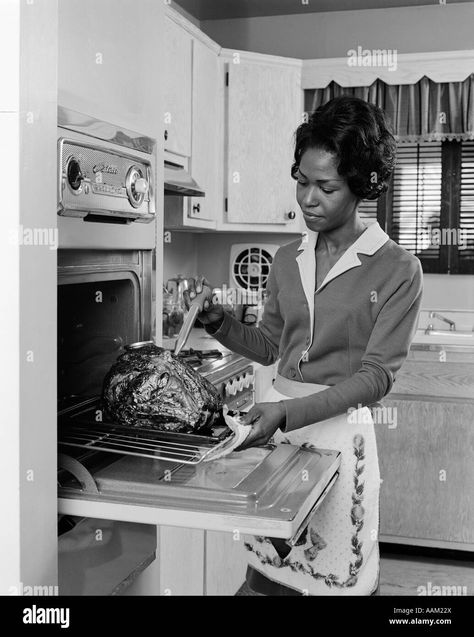 1970s Black Women, Retro Housewife, Black Families, African American Women, African American History, Black American, Vintage Pictures, Vintage Home, Vintage Images