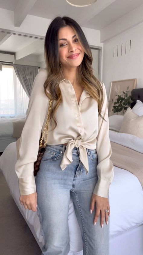 Hacks • Instagram How To Tie A Bodysuit, Tie Shirt Outfit, Chantel Mila, How To Tie A Shirt, Tie A Shirt, Clothes Tips, Shirt Knot, Clothes Hacks, Clothing Tips