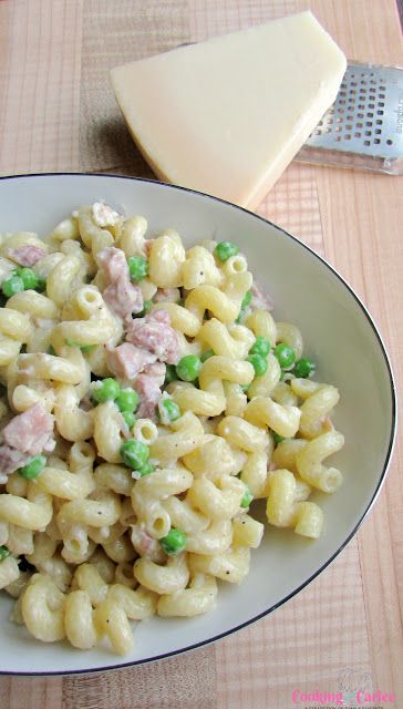 Simple Pasta with Peas, Ham and Cream for #SundaySupper Pasta With Ham And Peas, Pan Pasta Recipes, Ham Noodles, One Pan Pasta Recipes, Ham Peas And Pasta, Pasta With Ham, Arrabiata Pasta, Ham And Peas, Pasta Peas