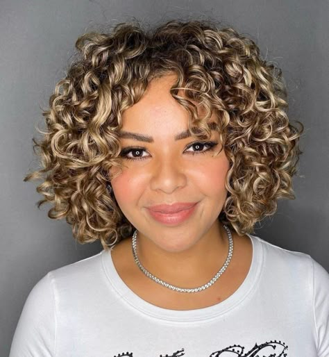 Metallic Blonde Rezo Cut Bob Blonde Curly Bob, Crochet Hair Styles Freetress, Curly Hair Cut, Styles For Curly Hair, Really Curly Hair, Rock Your Hair, Super Short Haircuts, Curly Cuts, Curly Cut