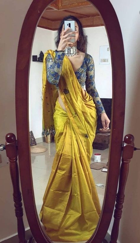 Saree Styles Aesthetic, South Indian Sarees Modern, Aesthetic Blouse Design For Saree, Sari Jacket Designs, Handloom Saree Blouse Designs, Modern Saree Blouse Design, Modern Blouse Designs Saree, Banarsi Saree Blouse Design, Saree Look Modern