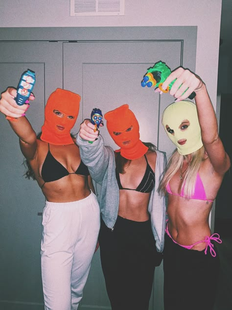 Spring Break Halloween Costume, Miami Halloween Costumes, Best Friend Halloween Costumes For 2 Baddie, Trip Halloween Costume, Spring Breakers Halloween Costume, Robbers Halloween Costume, Spring Breakers Aesthetic, Spring Breakers Costume, College Halloween Costumes