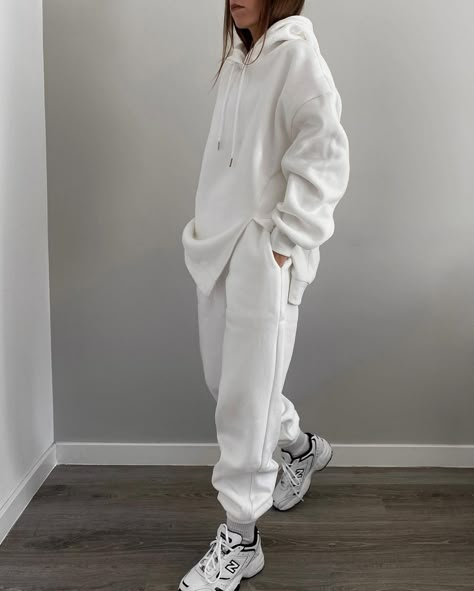 White Tracksuit Outfit, Woman Sport Outfit, White Tracksuit, New Balance Outfit, Tracksuit Outfit, Trendy Outfits Winter, Sweat Suit, Inspiration Photo, Bundle Pack