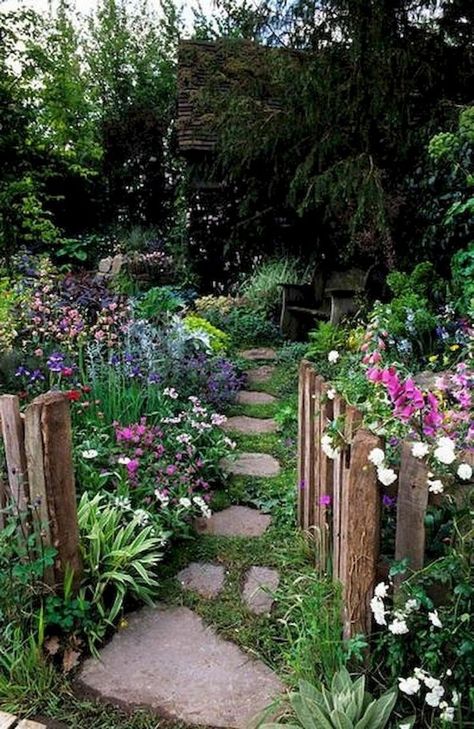 Best Pictures Country Garden design Thoughts When done well, cottage gardens seamlessly blend colors, textures, forms as well as fragrance. If yo Garden Gate Decor, Modern English Country, Moderne Have, Country Garden Design, Funny Vine, English Garden Design, English Country Garden, Cottage Garden Design, Garden Design Layout