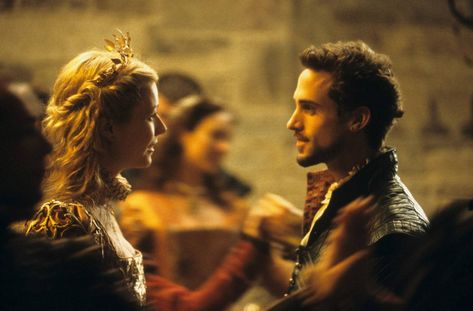 Shakespeare in Love Shakespeare In Love Movie, Best Rom Coms, Summer Movie Night, Best Romantic Comedies, Joseph Fiennes, Bridget Jones Diary, Shakespeare In Love, Film Journal, Summer Movie